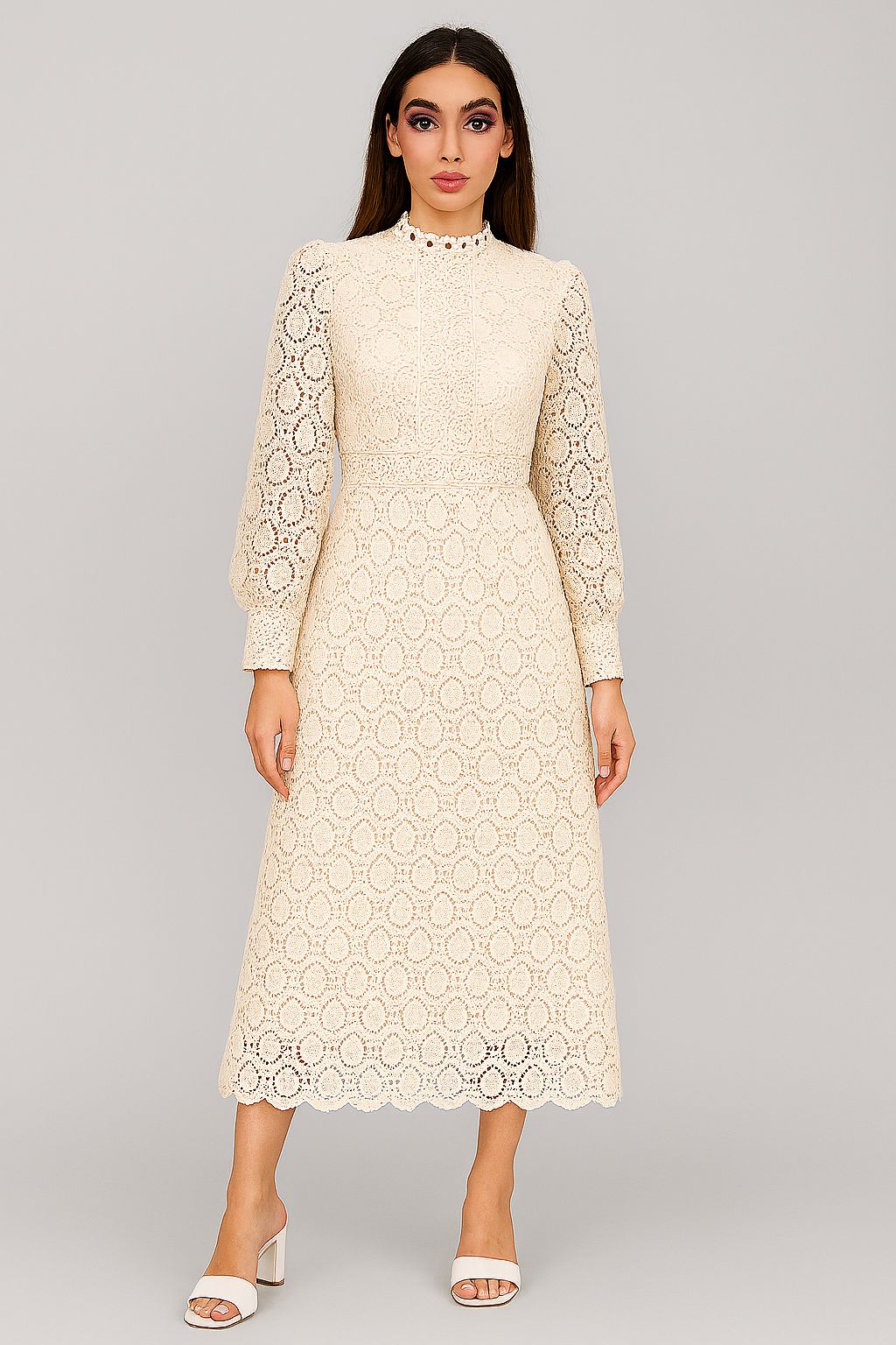 Vestido de encaje con capucha
